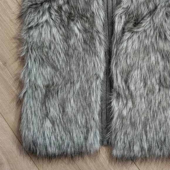 Ladies Fur Vest,  Size Small,  Ladies Jackets and Winter Wear - Picture 4 of 7